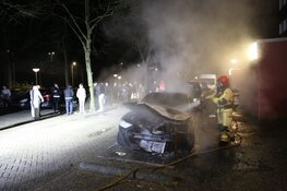 Twee auto&#39;s in brand in Amsterdam-Noord