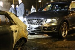 Twee auto&#39;s in brand in Amsterdam-Noord