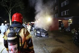 Twee auto&#39;s in brand in Amsterdam-Noord
