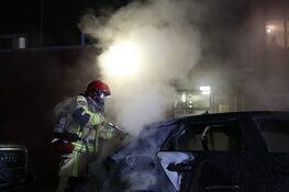 Twee auto&#39;s in brand in Amsterdam-Noord