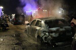 Twee auto&#39;s in brand in Amsterdam-Noord