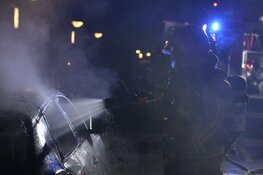 Twee auto&#39;s in brand in Amsterdam-Noord