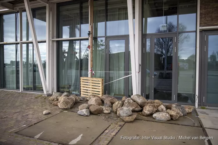 Vissers leggen stenen voor hoofdkantoor Greenpeace