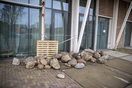 Vissers leggen stenen voor hoofdkantoor Greenpeace