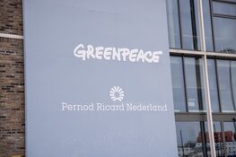 Vissers leggen stenen voor hoofdkantoor Greenpeace