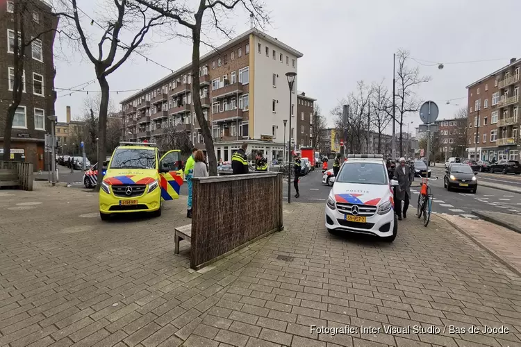 Man gewond in Bos en Lommer