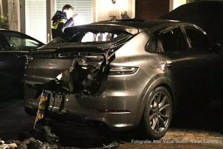 Auto van anderhalve ton in brand