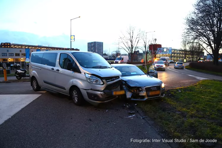 Gewonde bij botsing tussen twee auto&#39;s