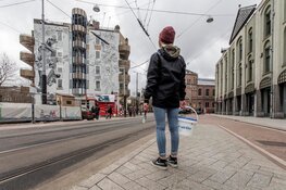 Torenhoge muurschildering tegen klassenongelijkheid op Leidseplein