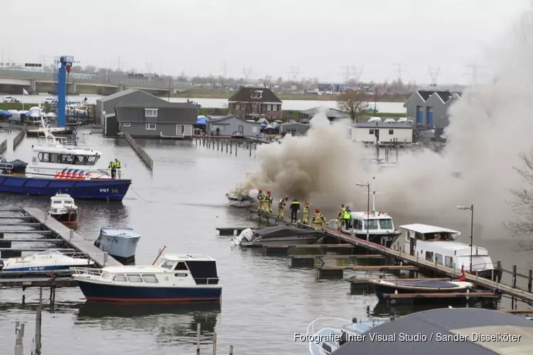 Explosie op boot in jachthaven