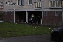 Man draait door en zwaait met mes