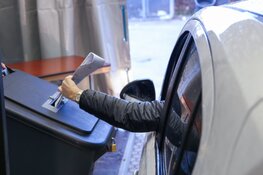 Drive through stemlocatie in Oostzaan: Stemmen tussen het afval