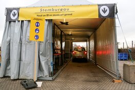 Drive through stemlocatie in Oostzaan: Stemmen tussen het afval