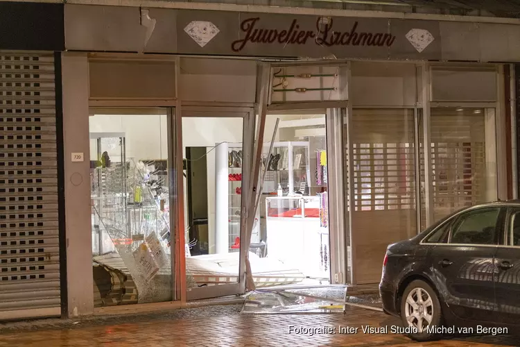 Getuigen gezocht na ramkraak juwelier Bijlmerplein