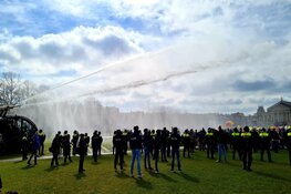 Honderden demonstranten in gebied Museumplein, politie grijpt in