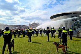 Honderden demonstranten in gebied Museumplein, politie grijpt in