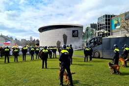 Honderden demonstranten in gebied Museumplein, politie grijpt in