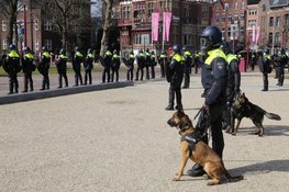 Honderden demonstranten in gebied Museumplein, politie grijpt in