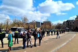 Honderden demonstranten in gebied Museumplein, politie grijpt in