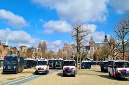 Honderden demonstranten in gebied Museumplein, politie grijpt in