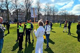 Honderden demonstranten in gebied Museumplein, politie grijpt in