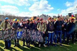 Honderden demonstranten in gebied Museumplein, politie grijpt in