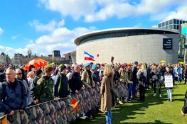 Honderden demonstranten in gebied Museumplein, politie grijpt in