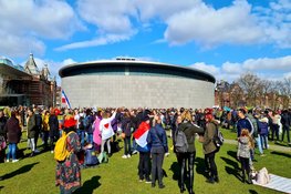 Honderden demonstranten in gebied Museumplein, politie grijpt in