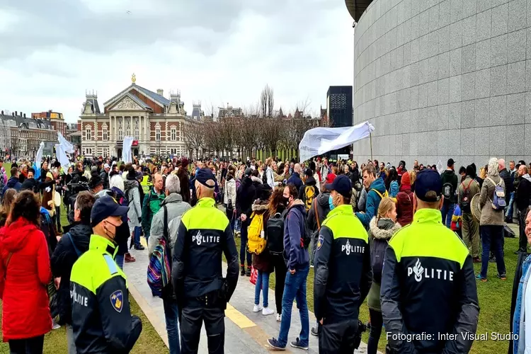Te druk bij Museumplein en Westerpark. Gemeente kondigt noodbevel af