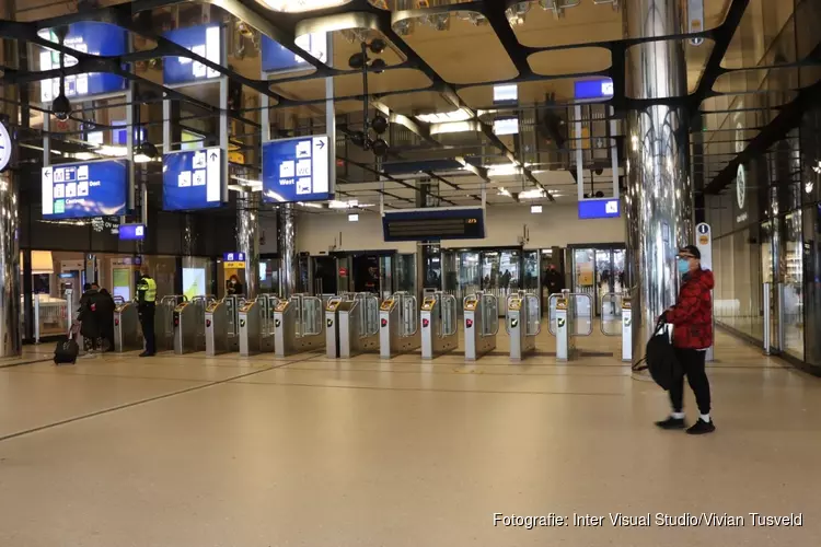 Amsterdam CS deels ontruimd na vondst verdacht pakketje
