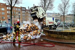 Brand in vuilniswagen op de kade in Amsterdam