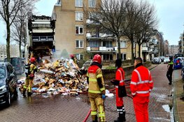 Brand in vuilniswagen op de kade in Amsterdam
