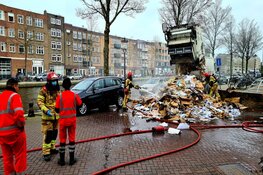 Brand in vuilniswagen op de kade in Amsterdam