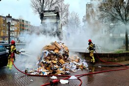 Brand in vuilniswagen op de kade in Amsterdam