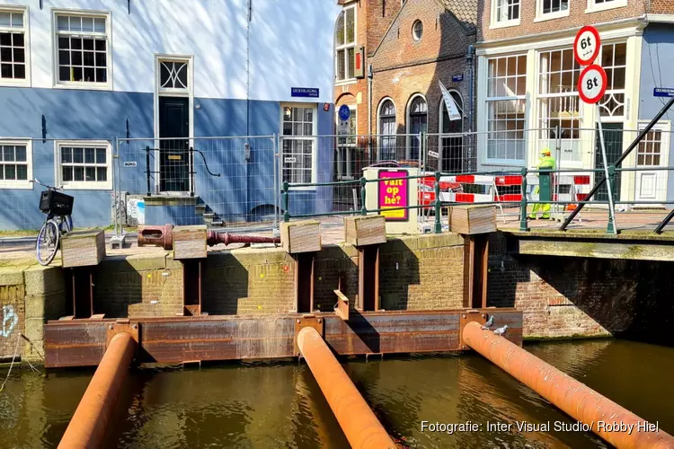 Staalmeestersbrug afgesloten door verzakking langs Groenburgwal