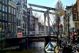 Staalmeestersbrug afgesloten door verzakking langs Groenburgwal