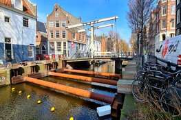 Staalmeestersbrug afgesloten door verzakking langs Groenburgwal