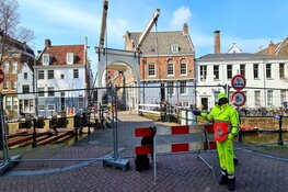 Staalmeestersbrug afgesloten door verzakking langs Groenburgwal