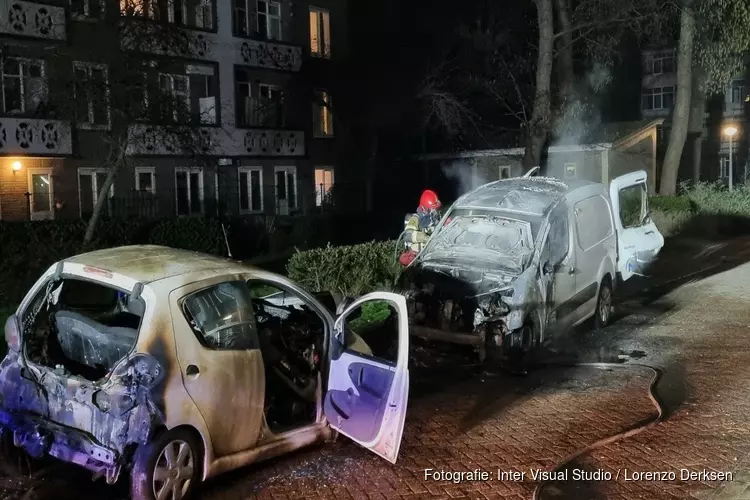 Alweer auto&#39;s in brand in Top Naeffstraat in Amsterdam