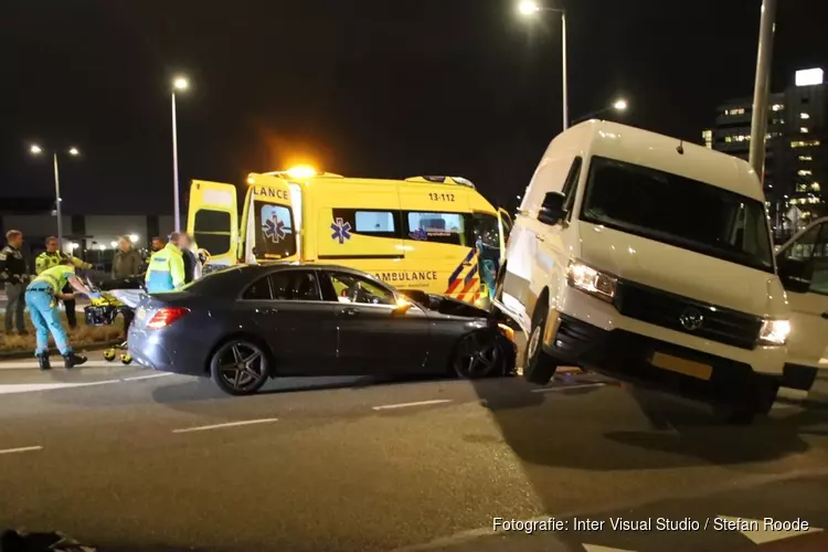 Stevige botsing in Amsterdam Nieuw-West, auto belandt deels onder bestelbus