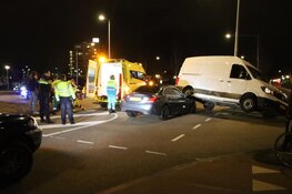 Stevige botsing in Amsterdam Nieuw-West, auto belandt deels onder bestelbus