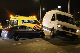 Stevige botsing in Amsterdam Nieuw-West, auto belandt deels onder bestelbus