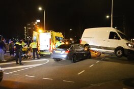 Stevige botsing in Amsterdam Nieuw-West, auto belandt deels onder bestelbus