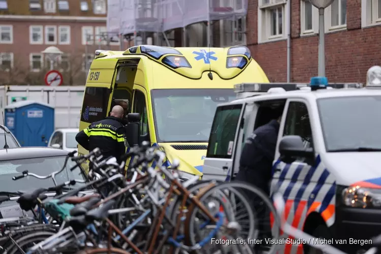 Gewonde bij geweldsincident in Amsterdam-West, politie valt woning binnen