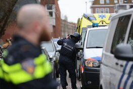 Gewonde bij geweldsincident in Amsterdam-West, politie valt woning binnen