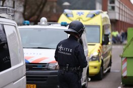 Gewonde bij geweldsincident in Amsterdam-West, politie valt woning binnen