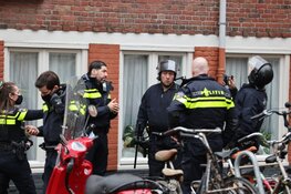 Gewonde bij geweldsincident in Amsterdam-West, politie valt woning binnen