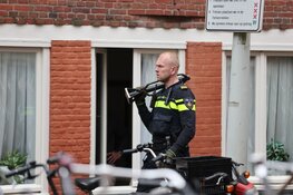 Gewonde bij geweldsincident in Amsterdam-West, politie valt woning binnen