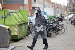 Gewonde bij geweldsincident in Amsterdam-West, politie valt woning binnen