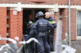 Gewonde bij geweldsincident in Amsterdam-West, politie valt woning binnen